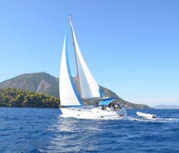 Beneteau 361 Sailing
