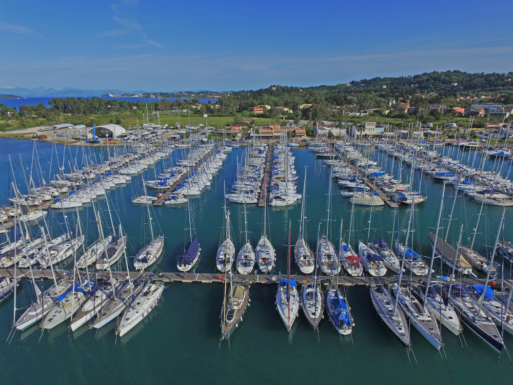 /images/Lead-Boat-Elpida-Skipper-with-radio-VHF.jpg