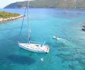 Beneteau 323 anchored in Pere Pegani