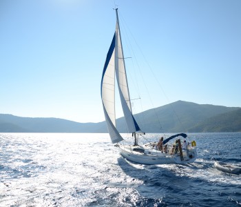 Beneteau 40 Sailing into the sun 2