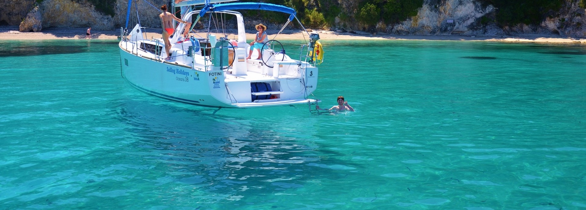 Beneteau 38 anchored near Mourtos