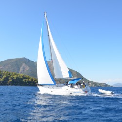 Beneteau 361 Sailing