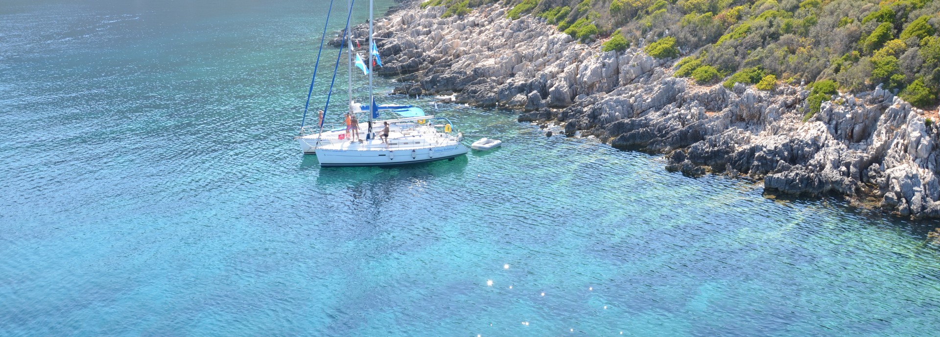 Beneteau 323 and 311 anchored together